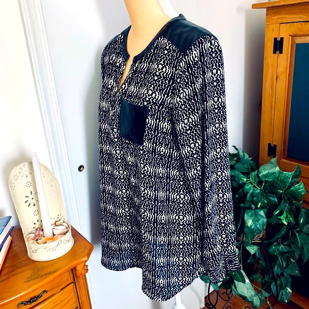 RAFAELLA CHIC geometric pattern long sleeve with faux leather trim Top Sz Large